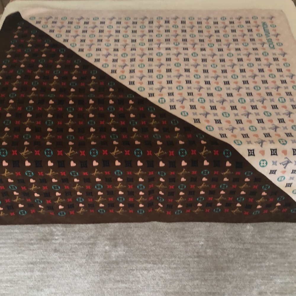 Louis Vuitton Game On Shawl. 65% Silk and 35% Cashmere - Picture 4 of 10